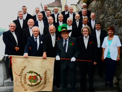 1. Reihe: Ehrenmitglied Walter Arnet, Fahnenträger Karl Renggli, Edwin Portmann, Dirigentin Johanna Imbach (Bild Edy Stalder)